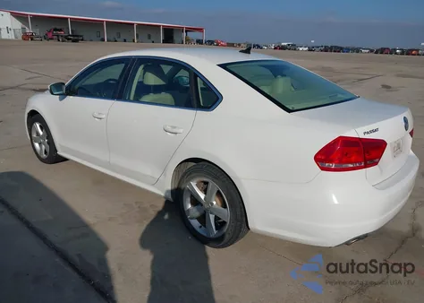 2013 Volkswagen Passat 2.5L Se z USA, uszkodzony, nr VIN 1VWBH7A39DC072139